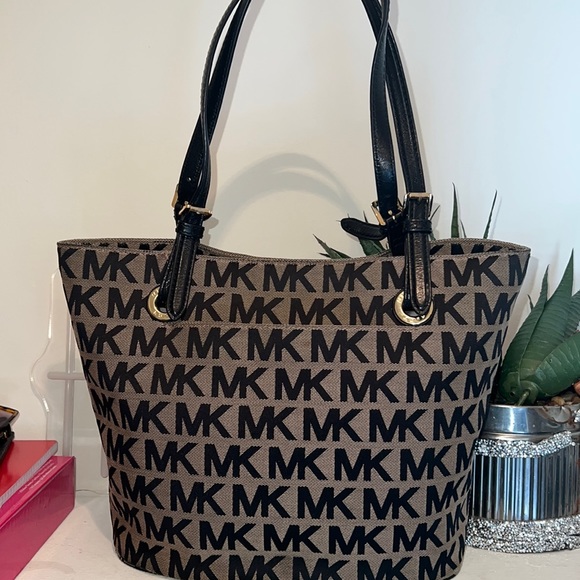 Michael Kors Handbags - EUC Michael Kors monogram, large tote bag 🔥
